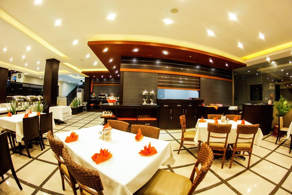 Alpha Hotel פקאנבארו מראה חיצוני תמונה