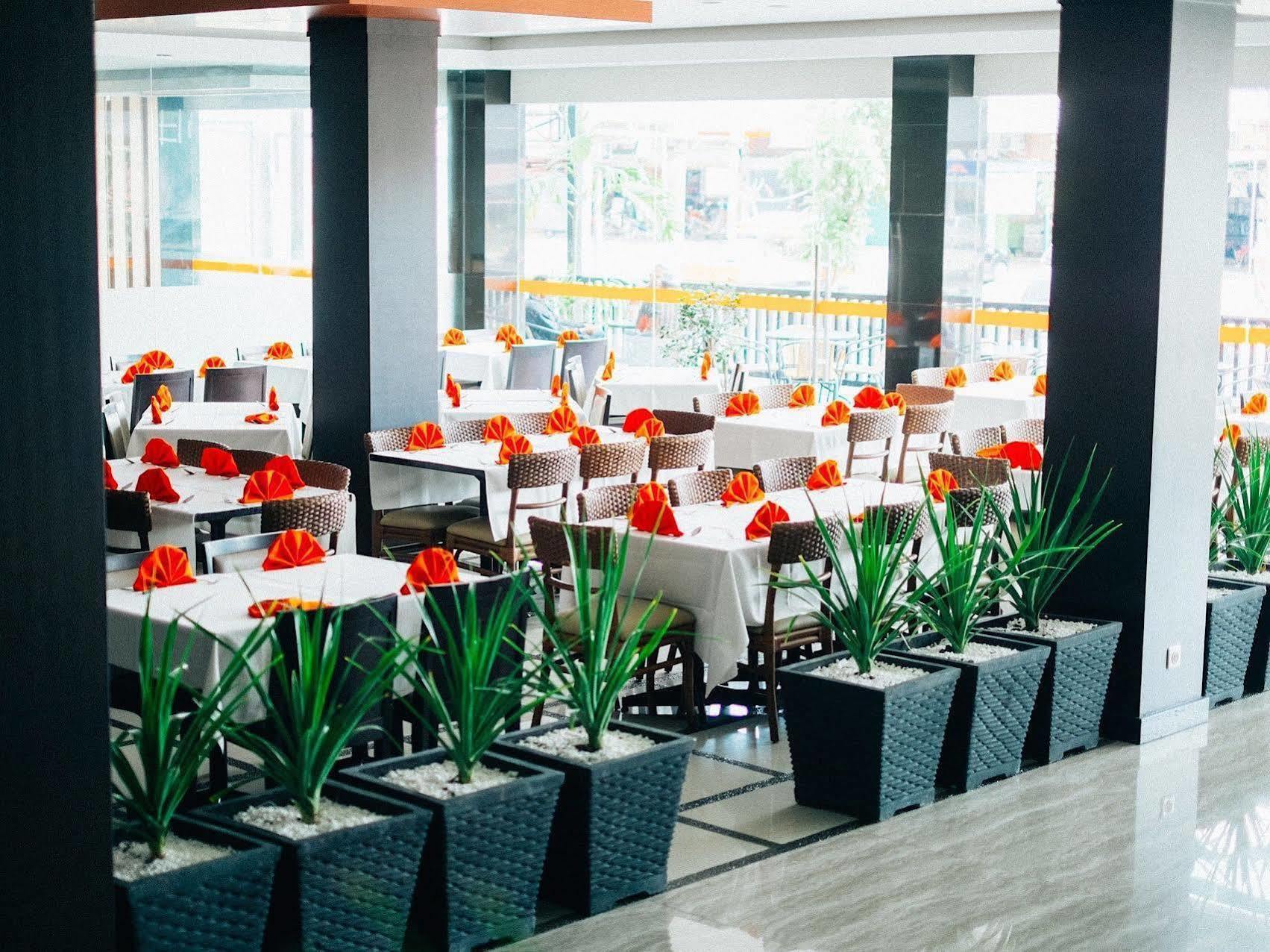 Alpha Hotel פקאנבארו מראה חיצוני תמונה